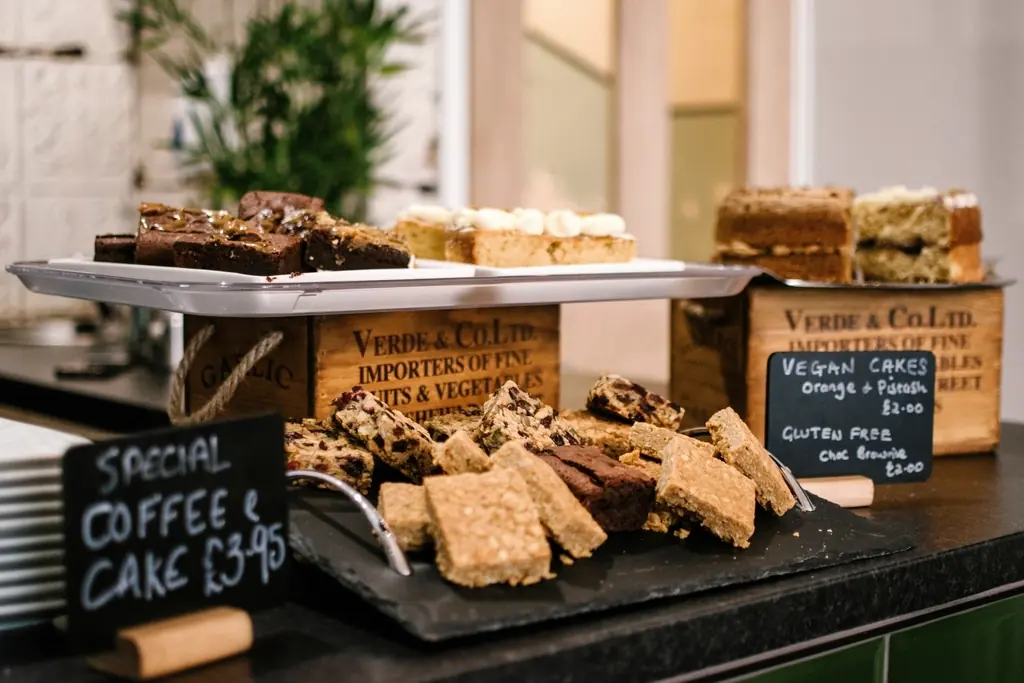 Kuchen und Gebäck in der Vitrine einer Konditorei
