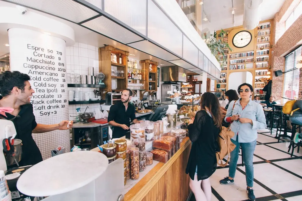 Belebtes Café mit Theke und Gästen