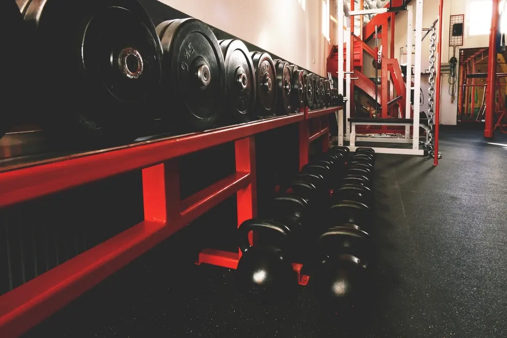 Hanteln und Trainingsgeräte in einem Fitnessstudio