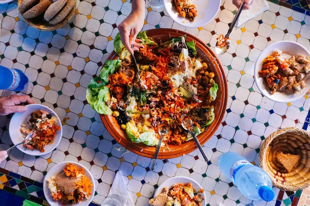 Gedeckter Tisch mit Salat und Gerichten in einem Restaurant