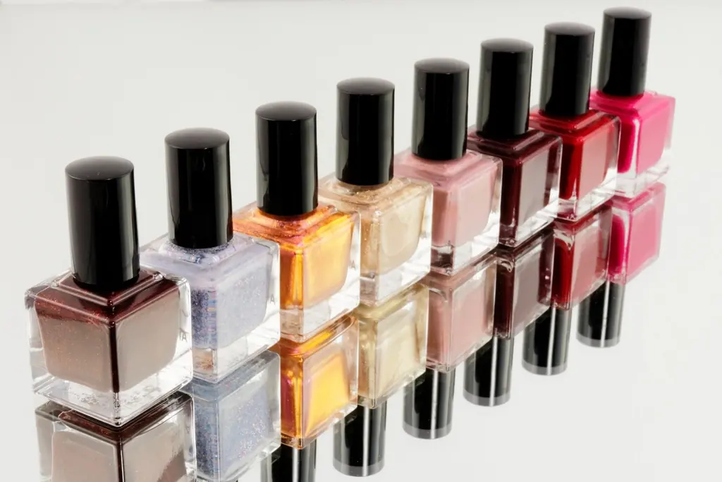 Reihe von Nagellackfläschchen in verschiedenen Farben