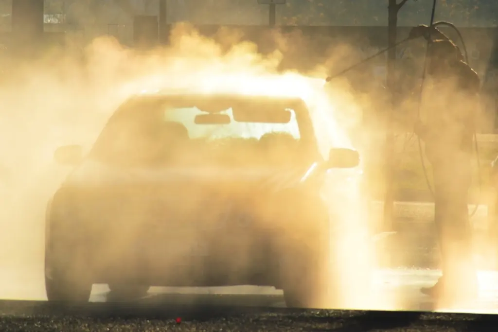 Auto im Sprühnebel einer Autowaschanlage